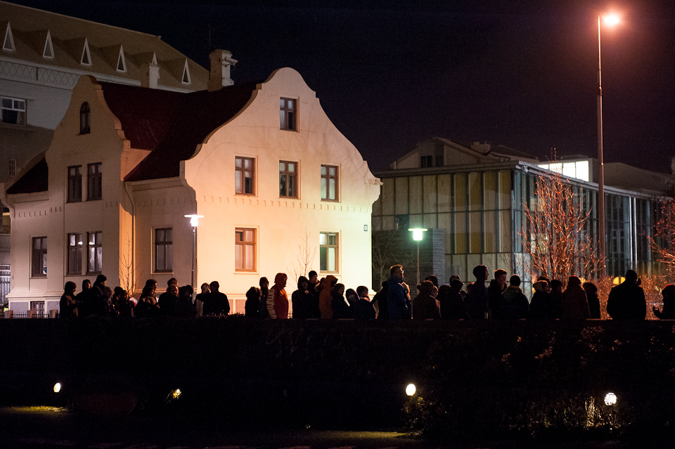 Crowd queues in front of Iðnó Crowd queues in front of Iðnó