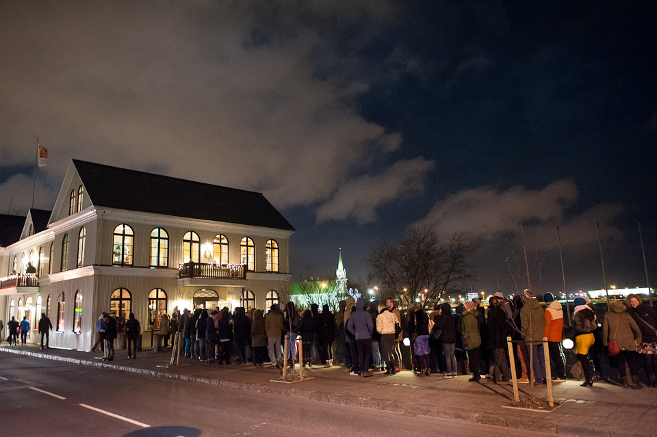Crowd queues in front of Iðnó Crowd queues in front of Iðnó