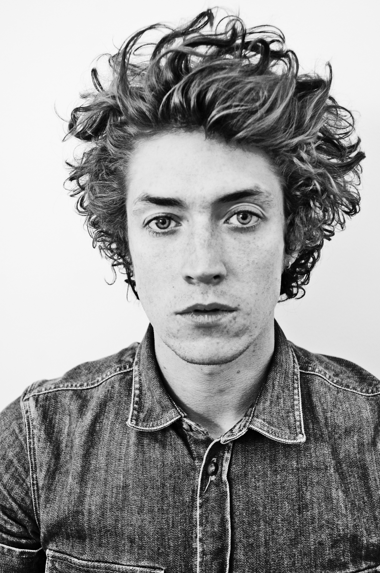 H Hawkline announces new EP, streams track