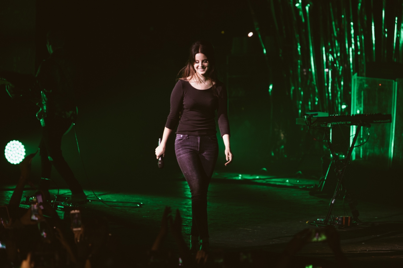 Lana Del Rey responds to mesh mask criticism, says it had ...