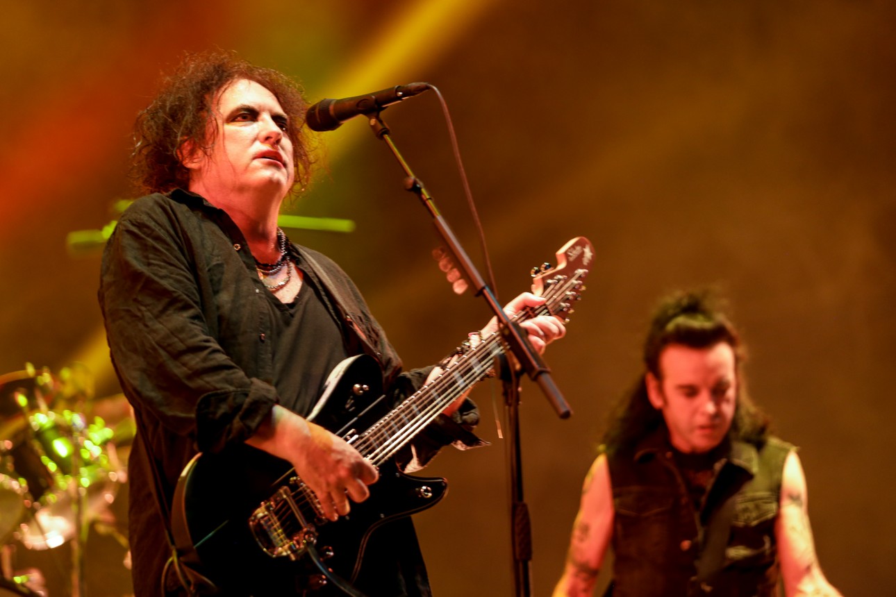 The Cure S Bassist Simon Gallup Announces He Is No Longer A Member