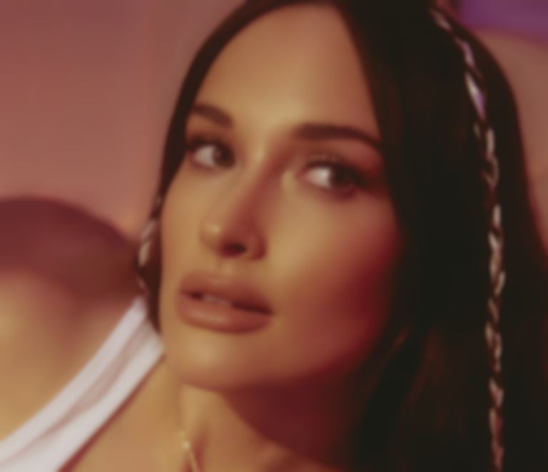 Kacey Musgraves unveils new single “justified”