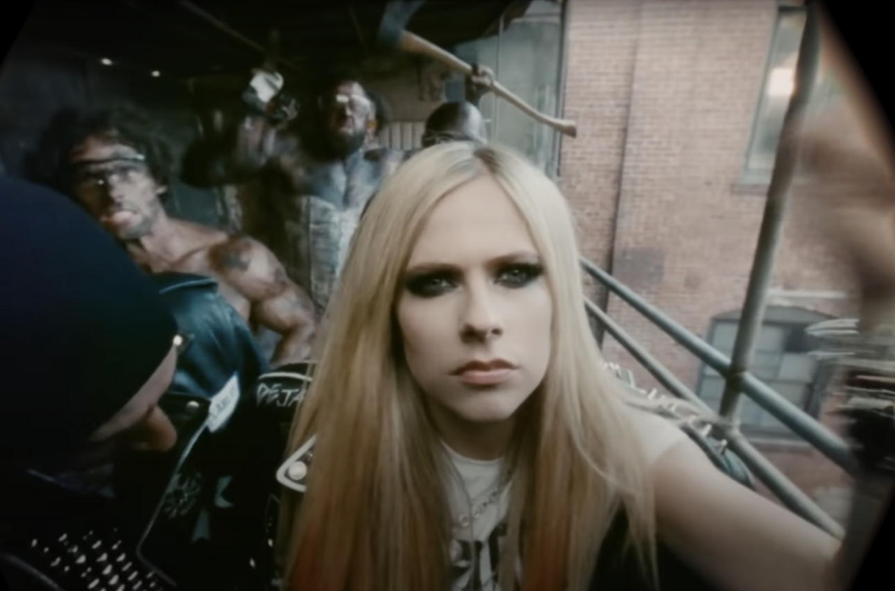 thumbnail image 2 of Avril Lavigne Annonce Son Nouvel Album "Love Sux" Et Son Nouveau Single Love It When You Hate Me Avec Blackbear 2 of 12