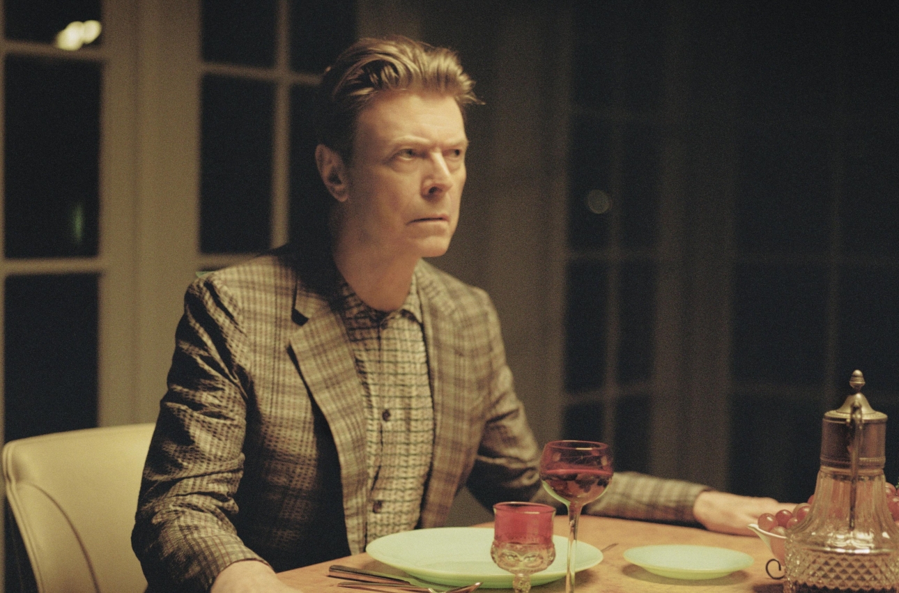 Человек со звезды дэвид. David Bowie 1969. Фильм с Боуи. David Bowie: the next Day фильм 2013. David Bowie: the Stars (are out Tonight) фильм 2013.