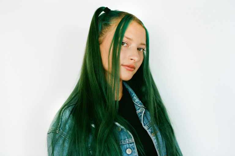 Au/Ra returns with two new tracks “Medicine” and “Dance In The Dark”